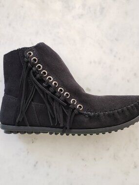 Minnetonka Women's Willow Boot, Black - New
